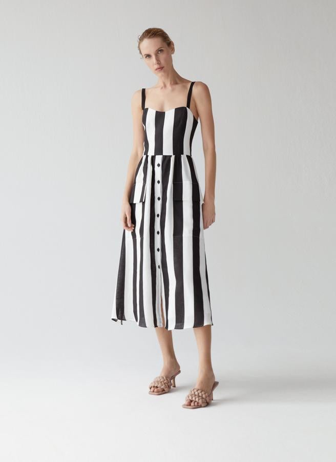 ¿Se animará Letizia con las rayas?  Este vestido de Uterqüe se está agotando por momentos  y es una apuesta segura para cualquier evento del día bajo el sol (99 euros).