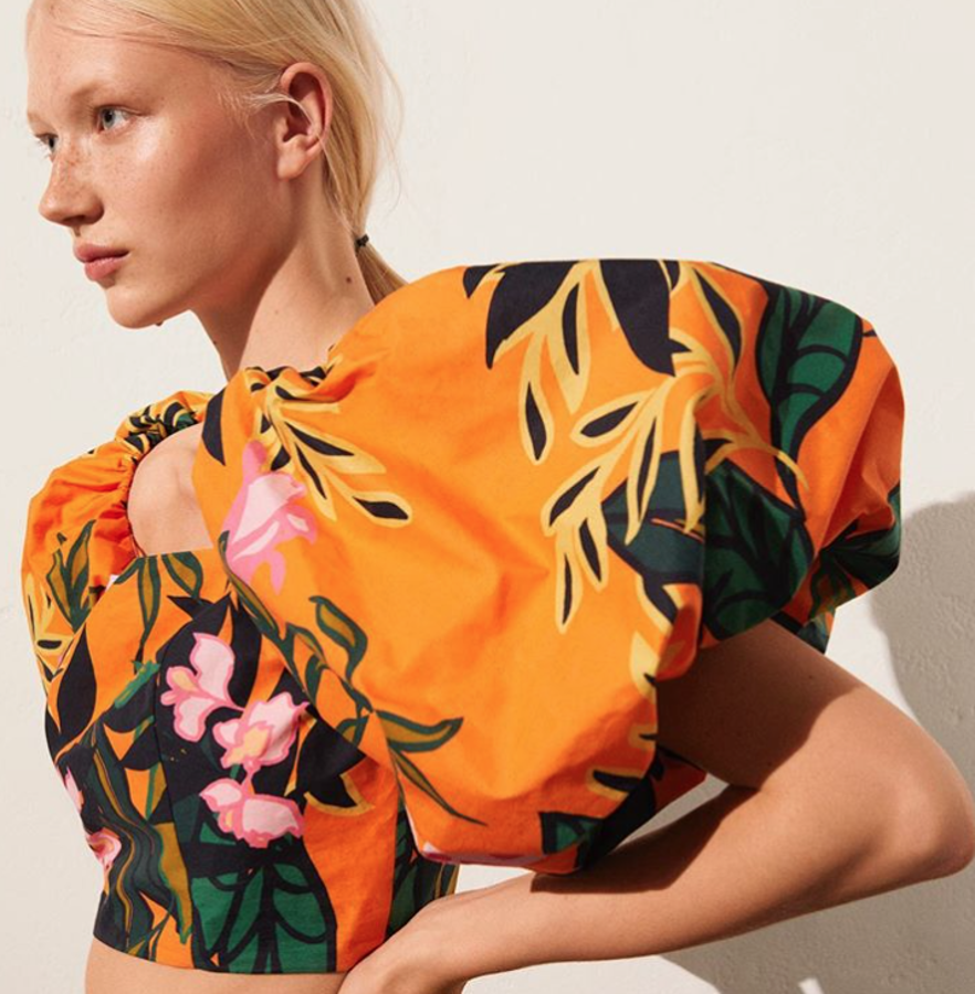 Un top cropped con unas espectaculares mangas abullonadas que destaca por un maravilloso estampado floral sobre fondo naranja. Aún no ha llegado a la tienda online, pero ya se anuncia en el perfil de Instagram de la megatienda sueca.