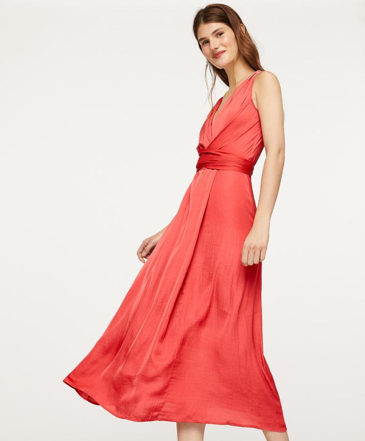 Uno de los que más éxito de venta tiene es este en tejido satinado de color coral, con un cruce estratégico que afina la silueta (35,99 euros).