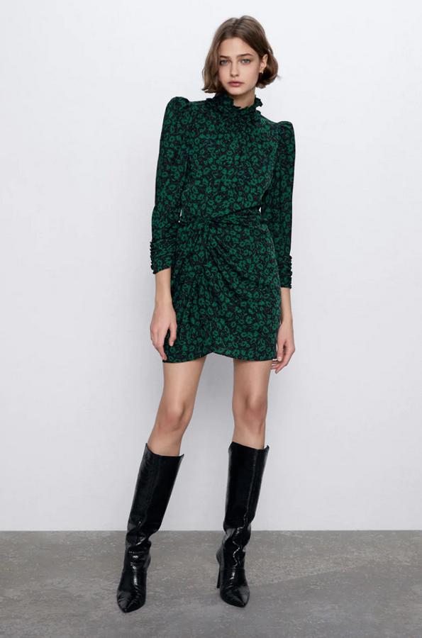 En azul marino con estampado floral en color verde, este vestido de cuello subido y manga por debajo del codo viene con frunces y hombro marcado. De 39,95 euros ha pasado a costar 29,99 euros y está disponible en las tallas L, XL y XXL.