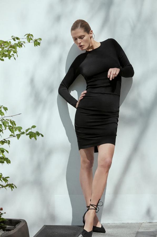 En punto, con cuello redondo y manga larga, este vestido mini en color negro viene con detalles drapeados en laterales y puños. De 25,95 euros ha pasado a costar 15,99 euros y está disponible en las tallas S, M y L.