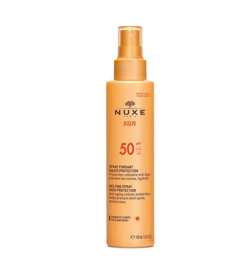 Su fórmula, a base de activos de origen natural, proporciona una bruma de textura fluida a la vez ligera y deliciosamente fundente que resiste al agua y la transpiración. Su aroma veraniego combina naranja dulce, flor de tiaré y coco. Basta con pulverizar directamente el spray sobre el cuerpo, pero en el rostro hay que vaporizar en las manos y calentarlo antes de aplicarlo, evitando el contorno de los ojos.  Spray fundente Rostro y Cuerpo de Nuxe  (25,90 €).