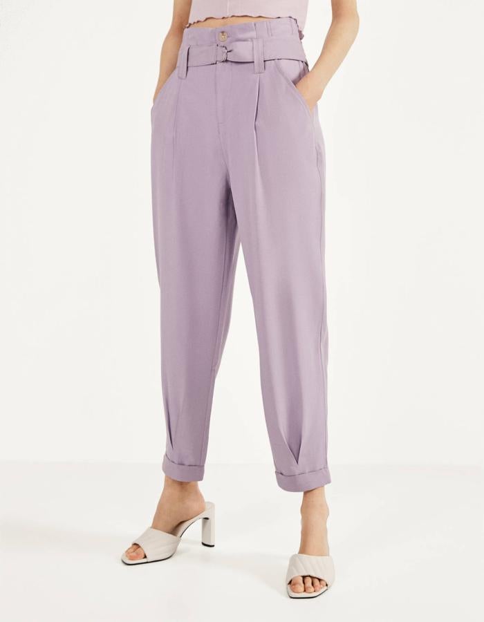 Pantalón de vestir con pinzas, talle alto y cinturón a juego, 12,99 €.
