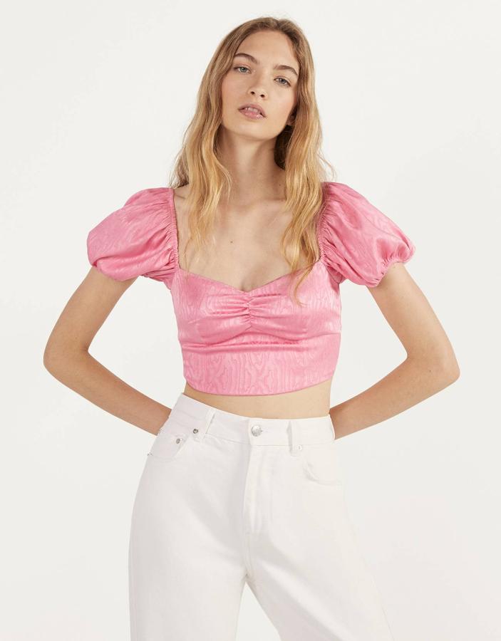Top de mangas abullonadas y efecto muaré, 12,99 €.
