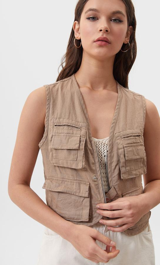 Las fashion victims se atreverán con este chaleco worker de lino de las rebajas de verano de Stradivarius. Y las que no lo son, también, porque solo cuesta 15,99 euros.