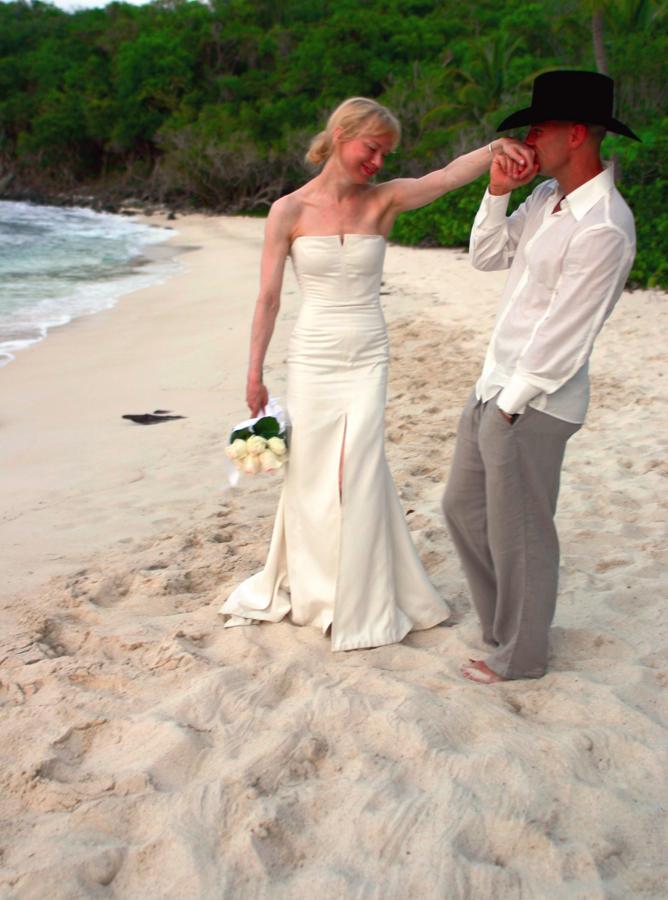 Después de un rápido noviazgo, la pareja se casó por todo lo alto en Bora Bora y poco después, la actriz pidió la anulación, declarando que todo el asunto había sido un fraude. Aun hoy, asegura que fue un asunto muy triste y el peor error de su vida.