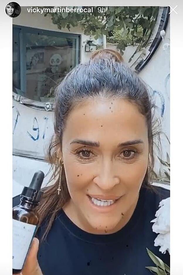 Vicky Martín Berrocal muestra el sérum que utiliza en su rutina de cuidados faciales.