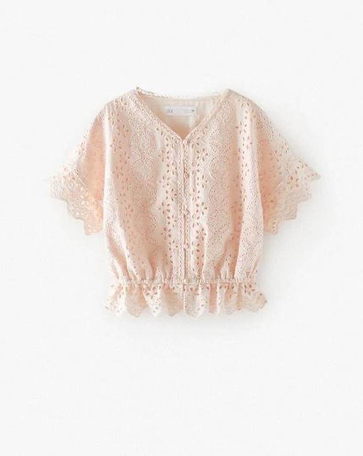 Blusa en color maquillaje y con bordado suizo, rebajada de 17,95 a 9,99 euros.