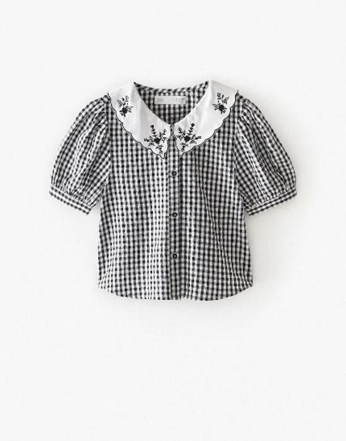 Blusa de cuadros vichy y cuello bebé bordado, rebajada de 17,95 a 7,99 euros.