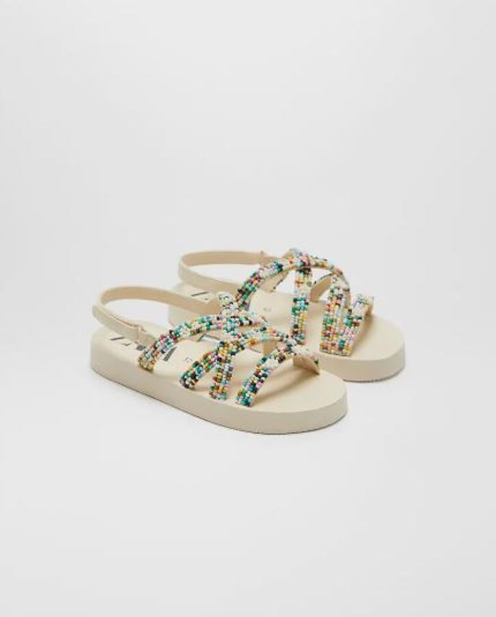Sandalias en color beige con tiras adornadas con abalorios, rebajadas de 25,95 a 15,99 euros.