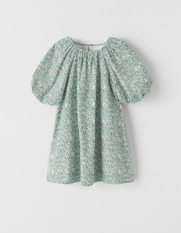 Vestido con volumen y estampado floral en tonos verdes, rebajada de 22,95 a 15,99 euros.