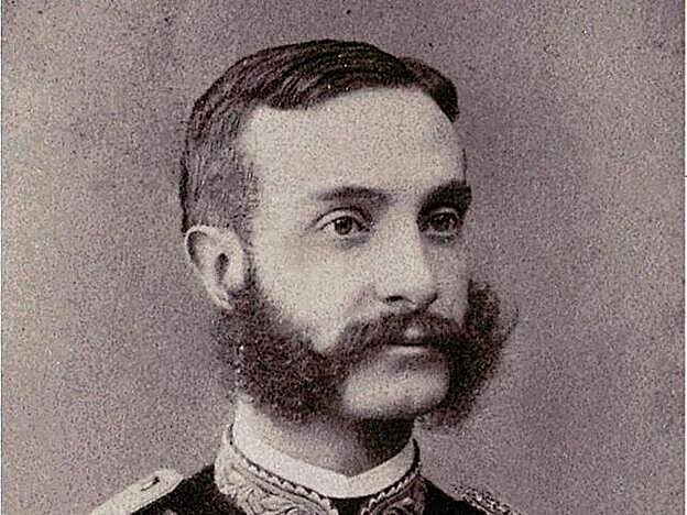 Si bien siempre se ha presentado la figura de Alfonso XII como la de un galán seductor, lo cierto es que su delicada salud le confería un aspecto pálido y una considerable delgadez.