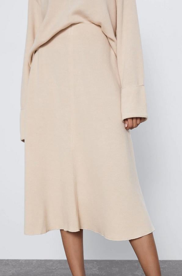 Con bajo acabado en evasé, esta falda de punto en color arena tenía un precio de 19,95 euros y ahora cuesta 9,99 euros. Está disponible en las tallas S y M.