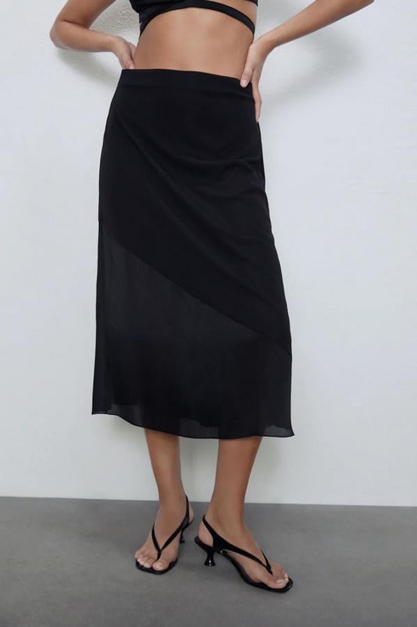 En negro, con tejido combinado a tono y tiro alto con cintura elástica, esta falda midi está disponible en las tallas S y M por 9,99 euros (antes 19,95 euros).