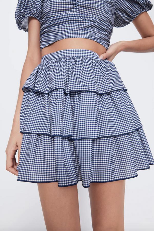Con volantes y estampado de cuadro Vichy, esta falda mini de tiro alto con cintura elástica ha pasado de 17,95 euros a 9,99 euros. Solo queda en la talla L.