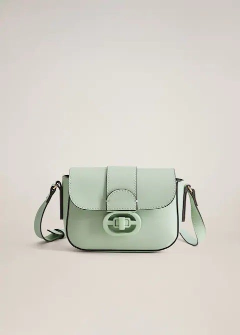 Bolso verde agua con solapa y hebilla de las rebajas de Mango. Antes: 19,99 euros. Ahora: 9,99 euros. ¡Puro verano!