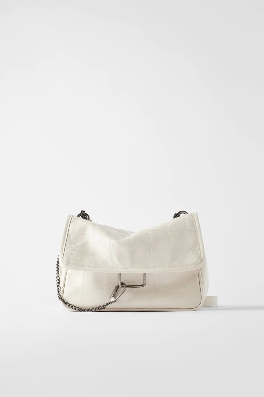 El color blanco es tendencia esta temporada. Ficha este bolso rebajado de estilo grunge de los descuentos de verano de Zara. Antes: 29,95 euros. Ahora: 19,99 euros.