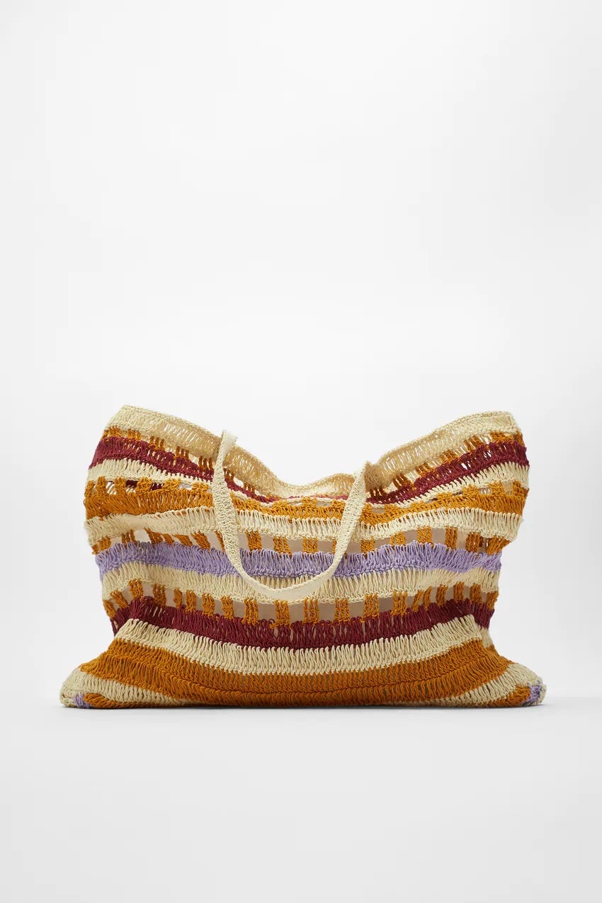 Bolso rebajado de Zara estilo shopper, tejido trenzado y y tonos multicolor. Antes: 35,95 euros. Ahora: 19,99 euros.