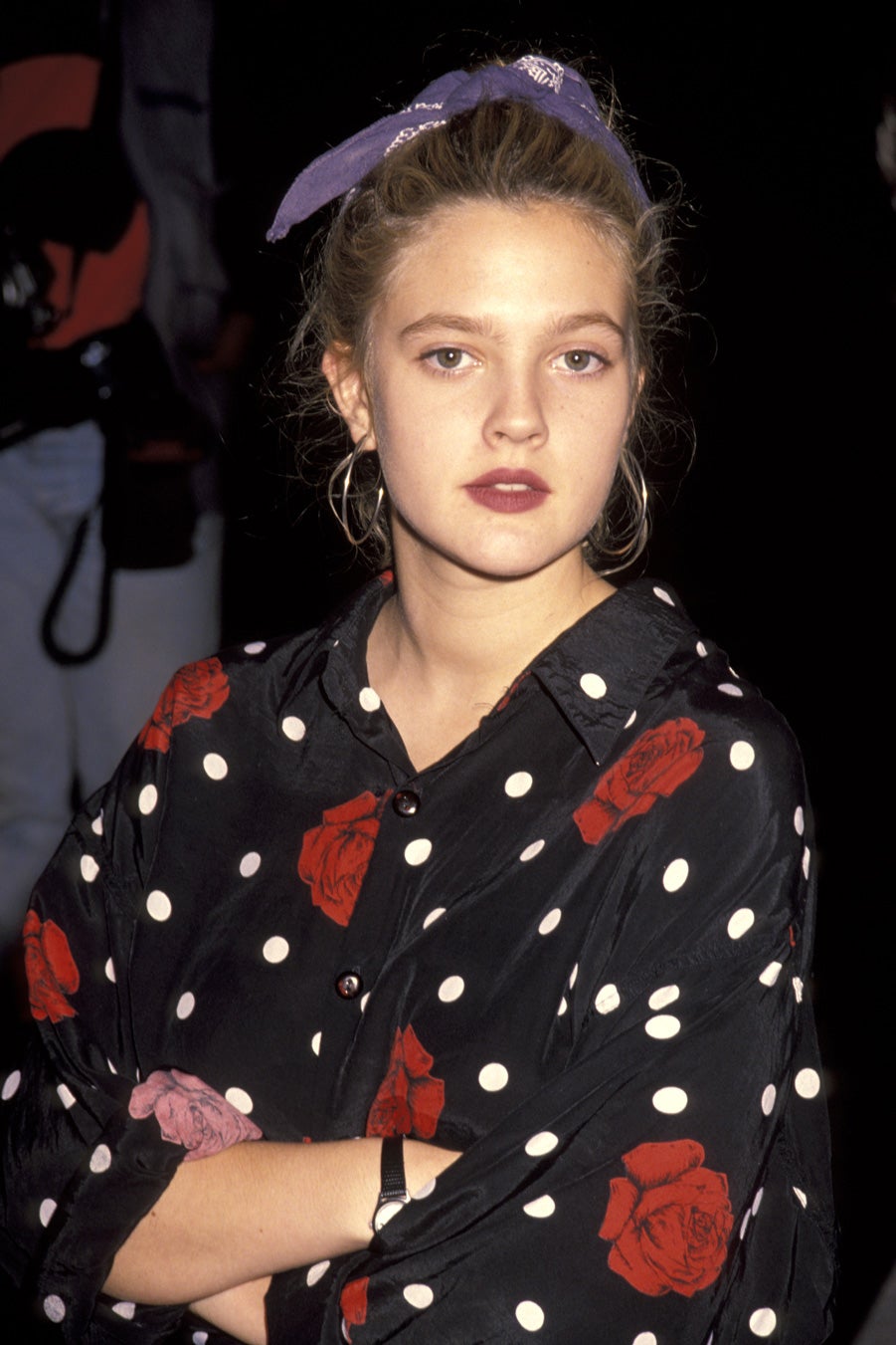 El pañuelo o bandana era uno de los accesorios para el pelo más recurrentes en los 90 por sus múltiples posiilidades. En esta ocasión Drew Barrymore lo llevó a modo de diadema anudada con el pelo recogido para un look beauty casual y juvenil.