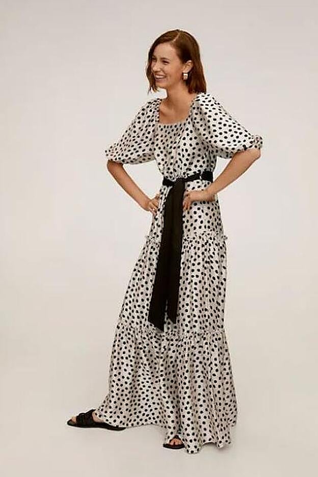 Vestido de invitada de lunares, largo, con manga abullonada y cinturón, de las rebajas de Mango.