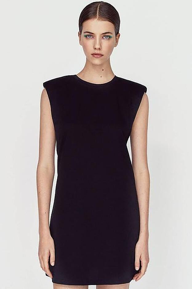 La evolución de la camiseta con hombreras es este vestido recto y corto.