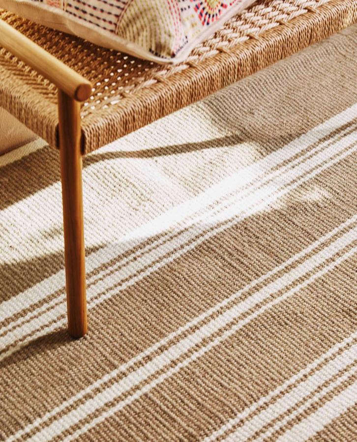 Esta alfombra de yute con rayas en beige y blanco está disponible en dos tamaños. Esta, de 70x200 centímetros tiene un precio de 29,99 euros.