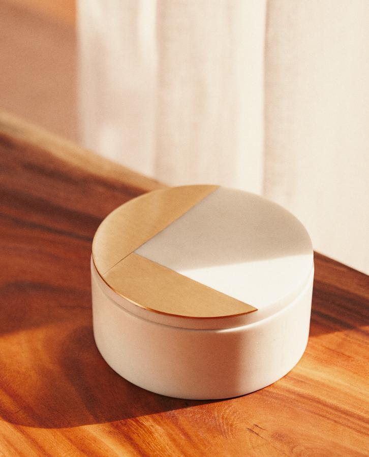 En mármol y detalles de latón dorado en la tapa, esta caja tiene un precio rebajado de 19,99 euros.