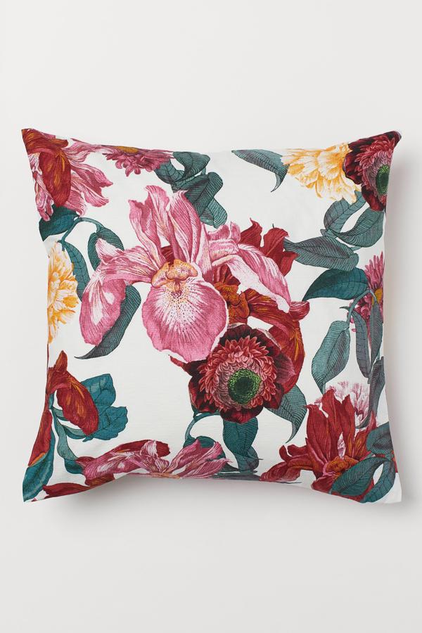 Esta funda de cojín en tejido de algodón flameado tiene estampado floral y cremallera oculta. Con medidas de 50x50 centímetros, tiene un precio de 2,99 euros.