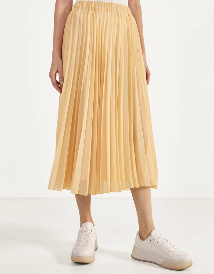 Disponible en color beige, negro o con estampado floral, esta falda plisada de corte midi tiene un precio de 15,99 euros.