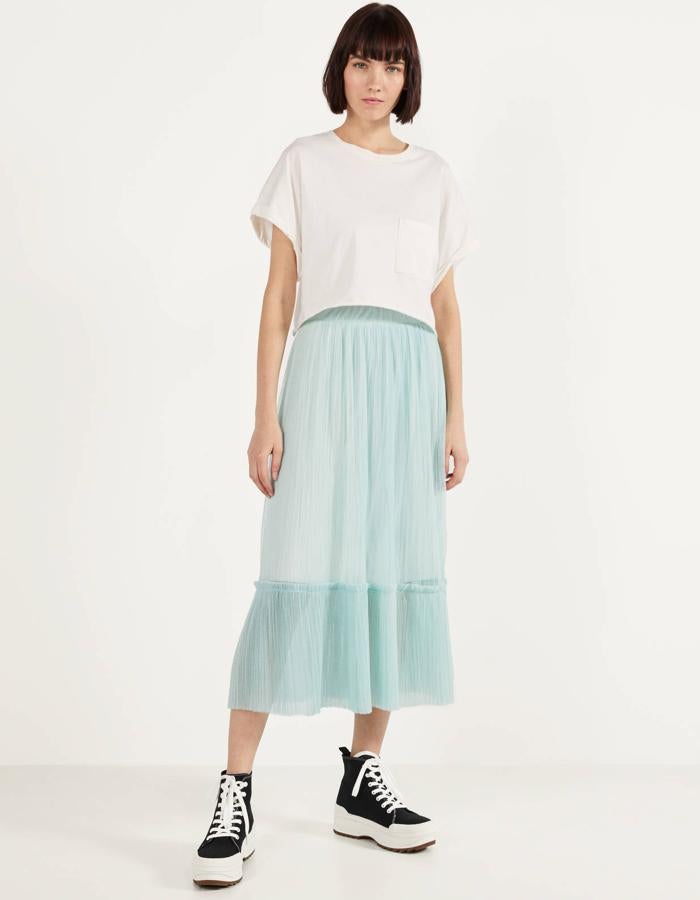 En color verde, esta falda midi de tul te combinará con todo. Es uno de los más vendidos de Bershka y tiene un precio de 15,99 euros.