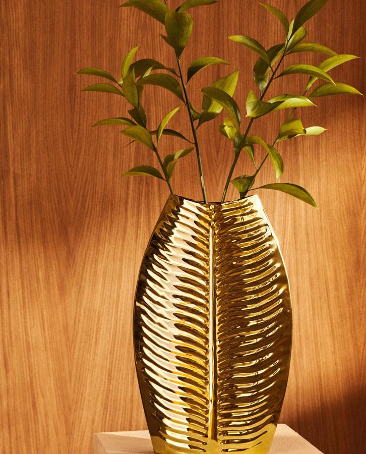 Con forma de hoja, este jarrón dorado que puede contener agua tiene un precio rebajado de 29,99 euros.