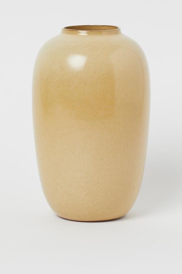 Este jarrón alto de cerámica vidriada en color beige tiene un diámetro superior de 7 centímetros y una altura de 26 centímetros. Está rebajado y cuesta 12,99 euros.