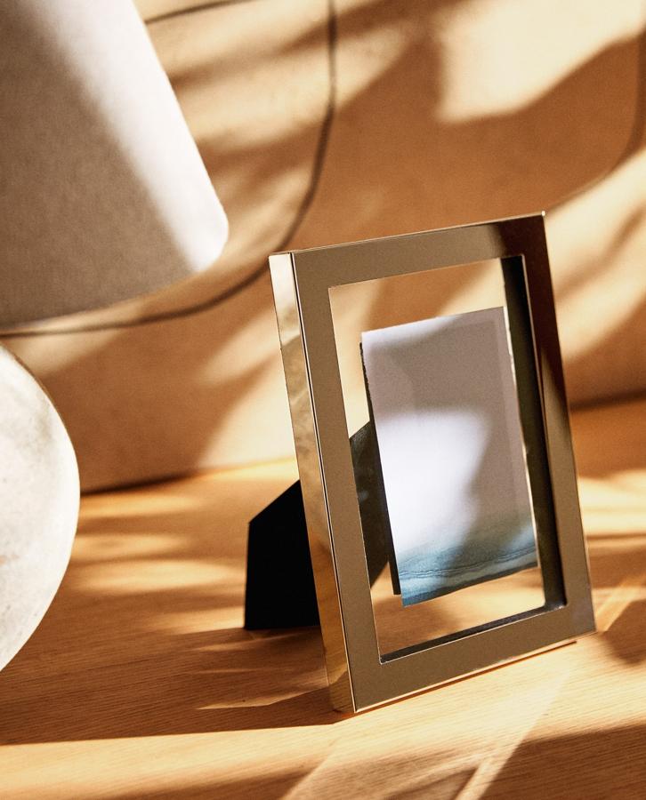 En metal y cristal, este marco de fotos incluye pie para apoyar y tiene un precio de 12,99 euros.
