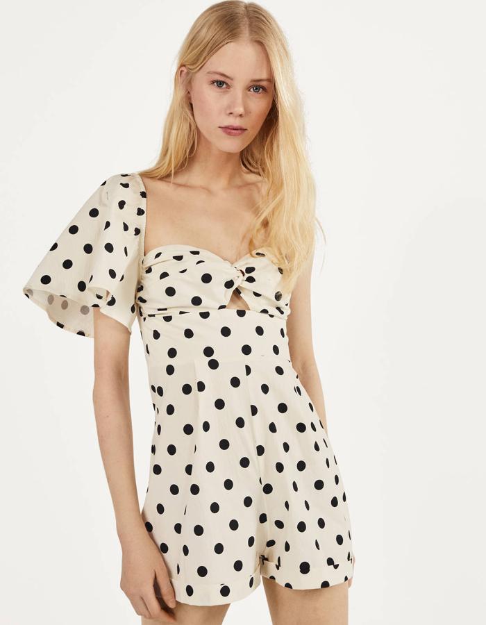 Este mono, que causó sensación al inicio de la temporada, ha llegado a rebajas. En color crudo con estampado de lunares, cuenta con manga asimétrica y abertura con fruncido en el escote. Ahora tiene un precio de 19,99 euros.