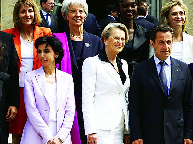 Rachida Dati (izq.) con Nicolas Sarkozy y las ministras de su Gobierno, entre ellas Christine Lagarde, actual presidenta del Banco Central Europeo.