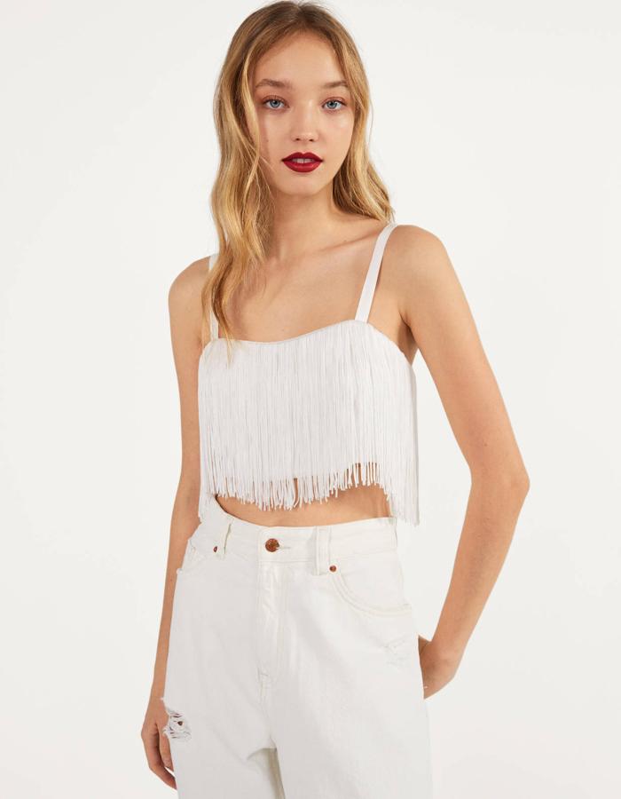En color crudo, este top cropped con flecos está causando sensación. Ahora, tiene un precio de 12,99 euros.