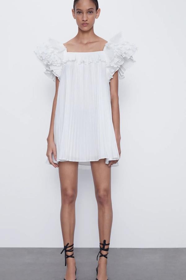 Convertido en uno de los más deseados de la temporada, este vestido corto en color blanco con escote recto y manga sisa cuenta con detalle de volantes con volumen. Ya quedan pocas tallas y tiene un precio de 29,99 euros.
