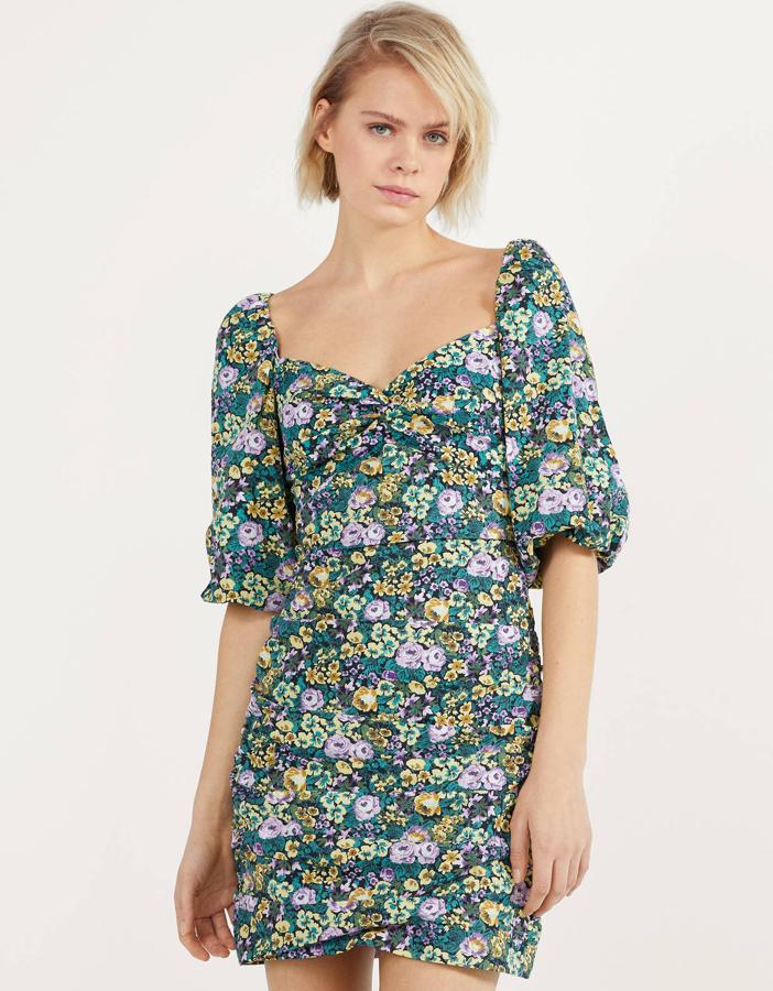 Con estampado floral multicolor, este vestido corto de flores con escote corazón y manga por el codo cuenta con fruncido en pechera y falda y tiene un precio de 19,99 euros.