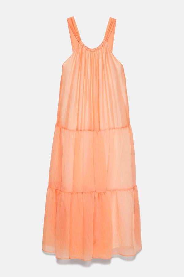 En color naranja, este vestido de cuello redondo y tirantes cuenta con detalle de elástico en la espalda y bajo acabado en volantes. Ahora tiene un precio de 29,99 euros.