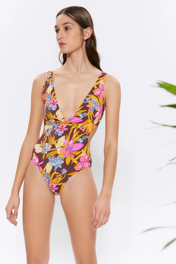 Este bañador estampado con flores y escote en V también ha llegado a las rebajas de Sfera. Con abertura lateral, tiene un precio de 15,99 euros.