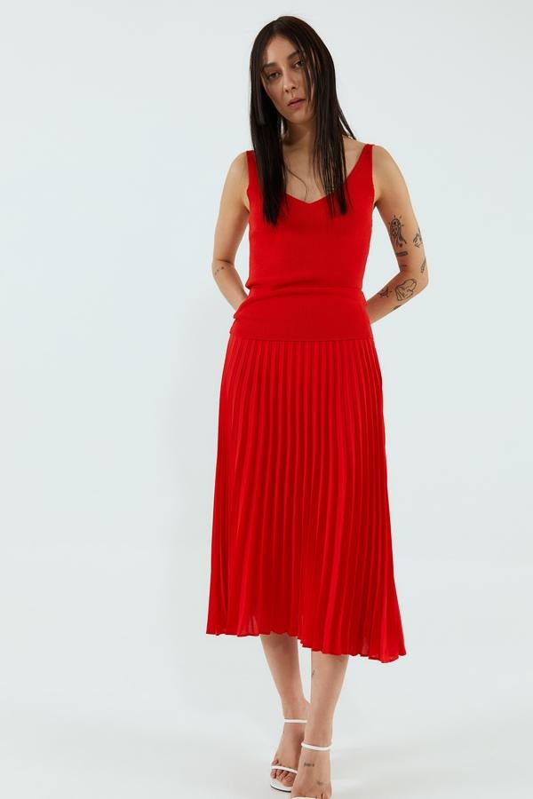 Esta falda midi plisada en color rojo está arrasando. Con un precio de 15,99 euros, quedan pocas tallas disponibles.