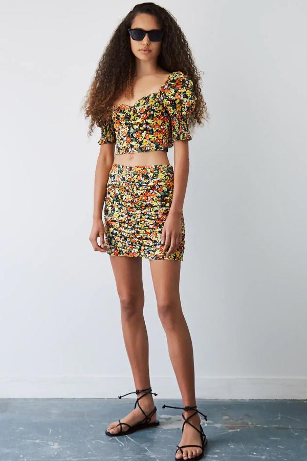 Esta minifalda de color negro con estampado flora de colores cuenta con detalle de frunces y está confeccionada en algodón. Con las rebajas, tiene un precio de 15,99 euros.