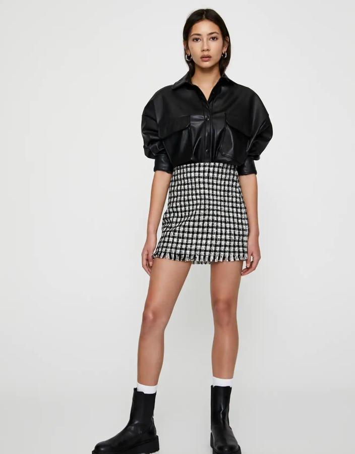 Jaspeada en tonos blancos y negros, esta falda corta con detalle desflecado en el bajo y confeccionada en algodón tiene un precio de 15,99 euros.