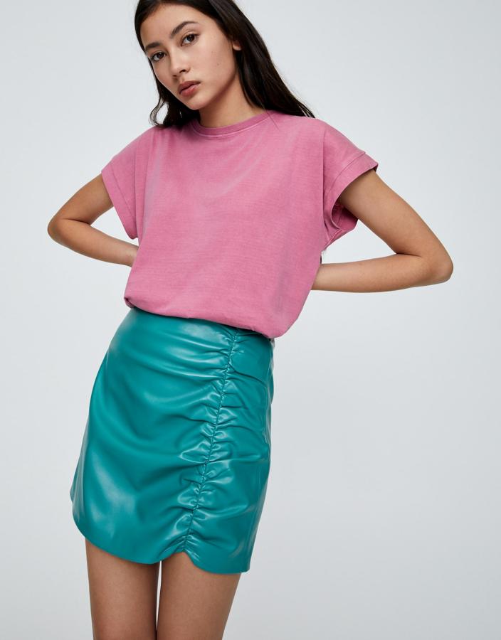 De efecto piel en color verde, esta minifalda con detalle drapeado en la parte delantera tiene un precio rebajado de 7,99 euros.