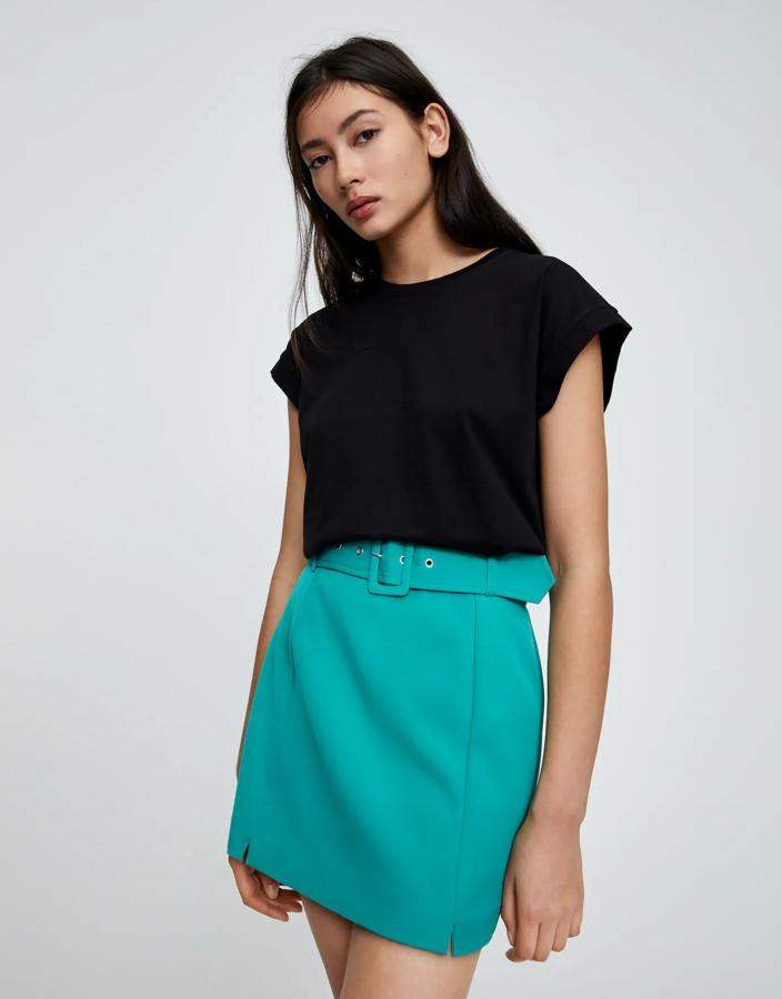 Disponible en turquesa o en fucsia, esta minifalda con detalle de cinturón y hebilla rectangular será la estrella de muchos de tus looks de verano. Tiene un precio de 15,99 euros.