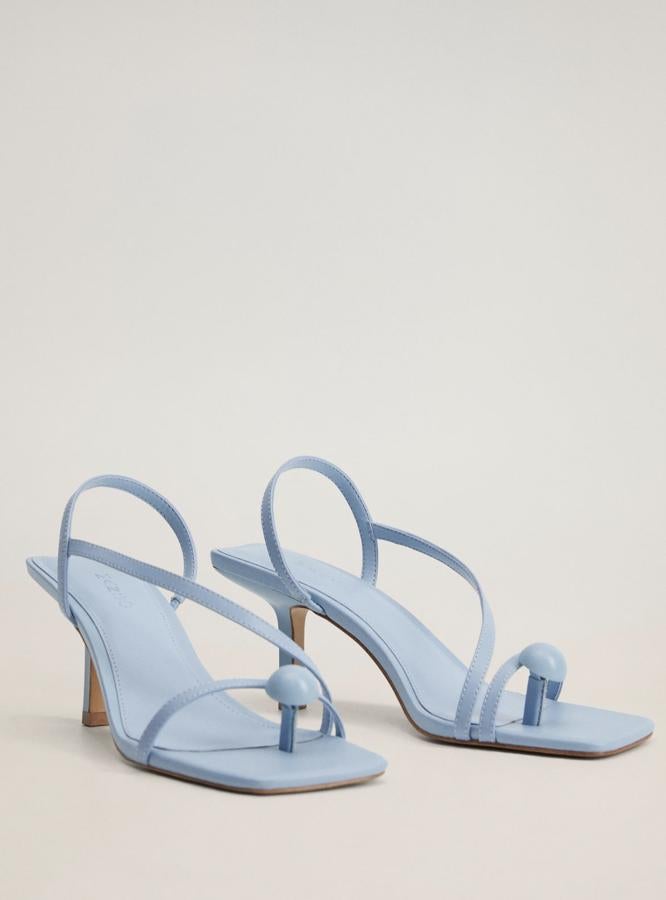Estas sandalias con tacón fino de 8 centímetros cuentan con puntera cuadrada y diseño de tiras. En color azul celeste, son de Mango y tienen un precio de 39,99 euros.