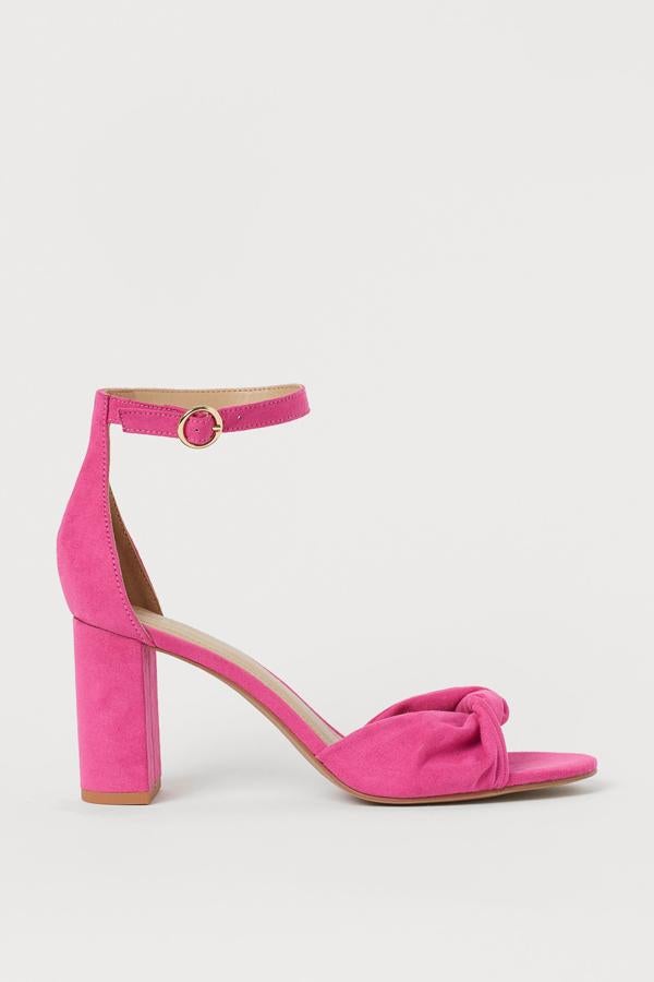 En color fucsia, y también disponible en negro, beige o dorado, estas sandalias con detalle girado en la parte delantera cuentan con refuerzo en el talón y pulsera ajustable con hebilla de metal. Son de H&M y tienen un precio de 17,99 euros.