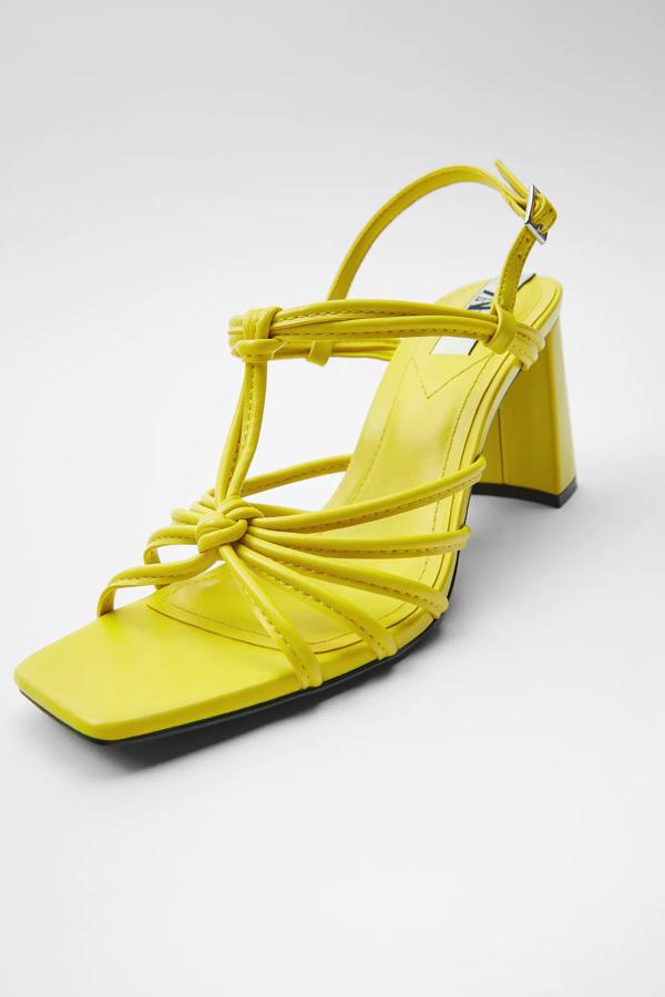 En color amarillo, esta sandalia con tacón de 8,3 centímetros forma parte de la nueva colección de Zara. Con tiras finas tubulares y detalle de nudos, tiene un precio de 29,95 euros.