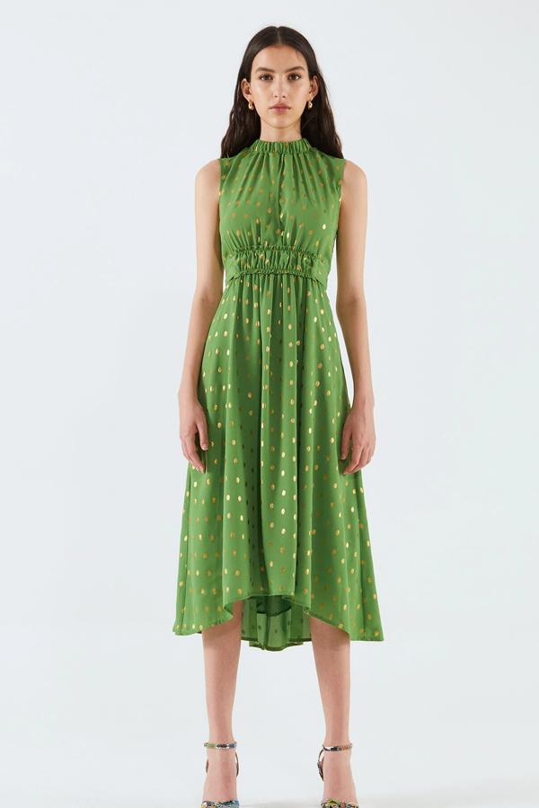 Disponible en verde manzana o mostaza, este vestido largo con cuello halter y elástico en la cintura tiene un precio de 29,99 euros.