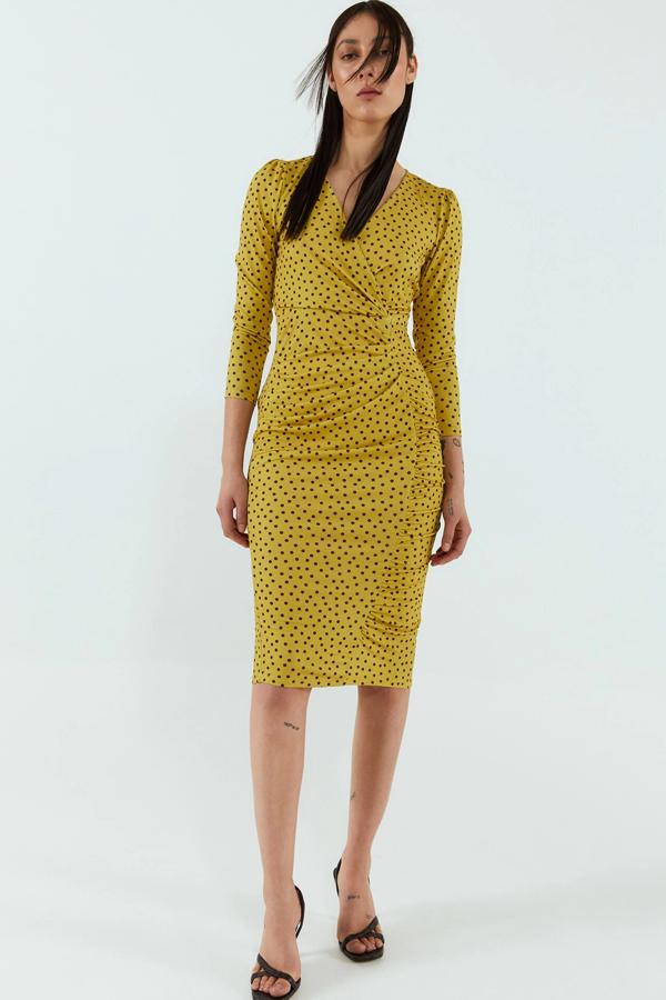 Este vestido con estampado de lunares (también disponible en blanco y negro) cuenta con escote de pico cruzado y manga larga. Con detalle de frunces, ahora tienen un precio de 19,99 euros.